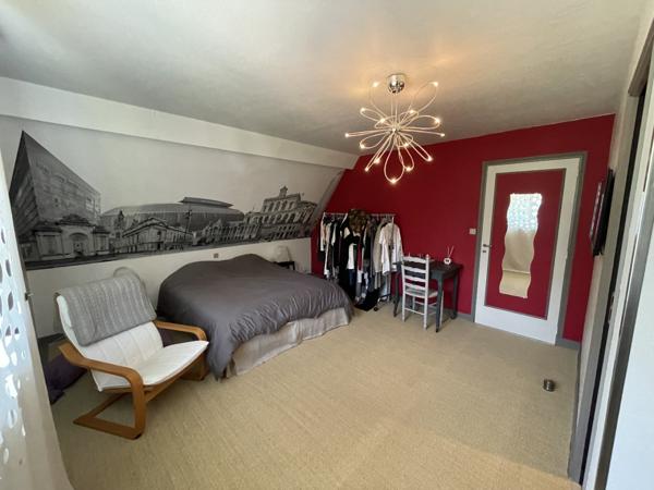Maison
                                                                                                                                                                                                                                                                                                                        8 pièce(s)                                                                                                                                                                                                          5 chambre(s)                                                                                                                                                                                                          300  m²