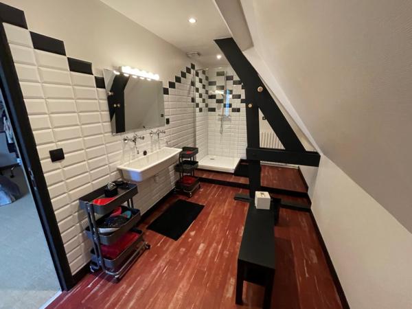 Maison
                                                                                                                                                                                                                                                                                                                        8 pièce(s)                                                                                                                                                                                                          5 chambre(s)                                                                                                                                                                                                          300  m²