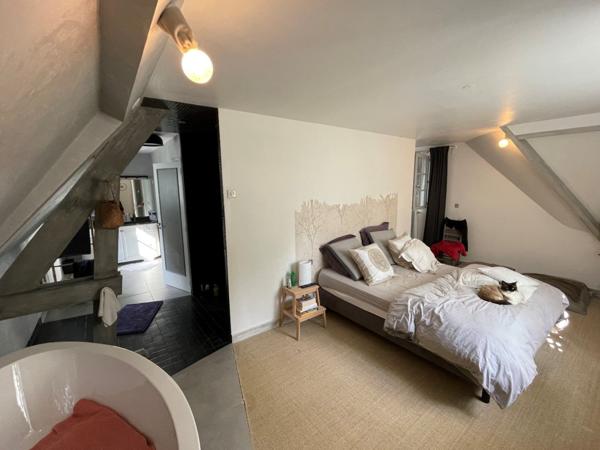 Maison
                                                                                                                                                                                                                                                                                                                        8 pièce(s)                                                                                                                                                                                                          5 chambre(s)                                                                                                                                                                                                          300  m²