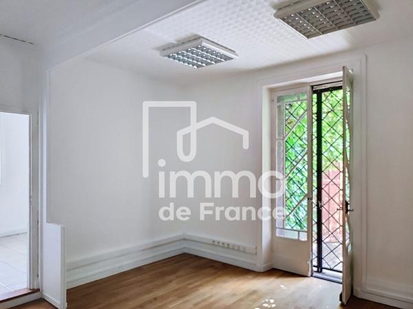 Local commercial Oyonnax 98.72 m2