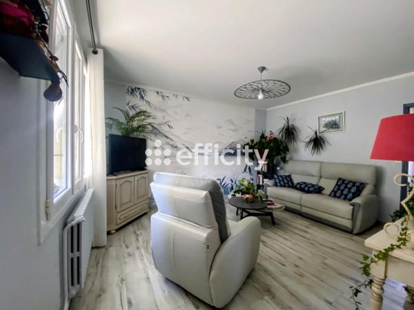 Maison
         5 pièces
        - 98 m² Exclusivité 240 000 € *