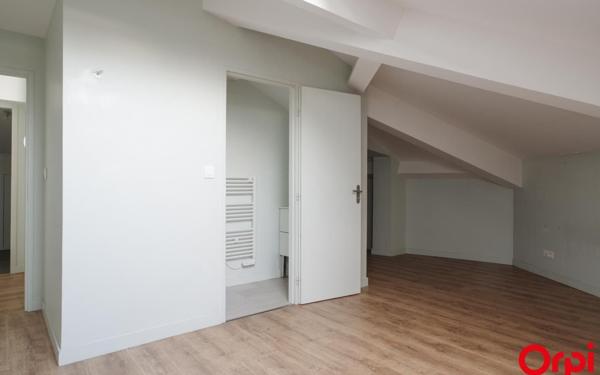 Appartement à louer    4 pièces •  Lyon 7