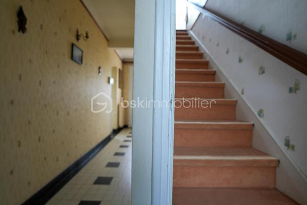 GRANDE PARCELLE DE 1700M² / SOUS-SOL DE 92M² / 4 CHAMBRES / DIAGNOSTIC D / PORTAIL ET PORTE DE GARAGE MOTORISÉS

Dans un quartier calme et apprécié de QUERQUEVILLE, venez découvrir cette maison sur sous-sol de 1967, édifiée sur une parcelle d'un peu plus de 1700m².

À votre arrivée, la paisibilité du secteur se ressent et la nature y est présente.
Au rez-de-chaussée, un spacieux sous-sol de 92m² s'offre à vous. Celui-ci se décline en un grand garage, suivi d'un atelier et d'une buanderie.
Au 1er étage, un couloir distribue une salle à manger agrémentée d'une cheminée et ouverte sur un séjour, une cuisine aménagée et équipée, 2 chambres, une salle de bains avec baignoire et douche, et un WC indépendant.
Au 2ème étage, un pallier dessert une grande pièce aménagée en chambre (pouvant être un bureau ou un espace de jeux), 2 chambres, une salle d'eau et un WC sanibroyeur indépendant.

L'harmonie de ce bien est assurée par une parcelle entièrement close, un portail et une porte de garage motorisés, un ancien poulailler et une proximité mer idéale pour une balade à pieds ou en vélo.

Ce bien rare à la vente n'attend plus que vous.

Informations pratiques : 

- Chauffage au fioul avec cuve de 1500L (consommation annuel actuel : entre 1280L et 1520L)
- Tout à l'égout
- Doubles vitrages PVC
- VMC simple flux

Travaux récents : 

- Toiture ardoise + velux (2014)
- Porte d'entrée (2015)
- Porte garage (2017)

Travaux à prévoir :

- Électricité