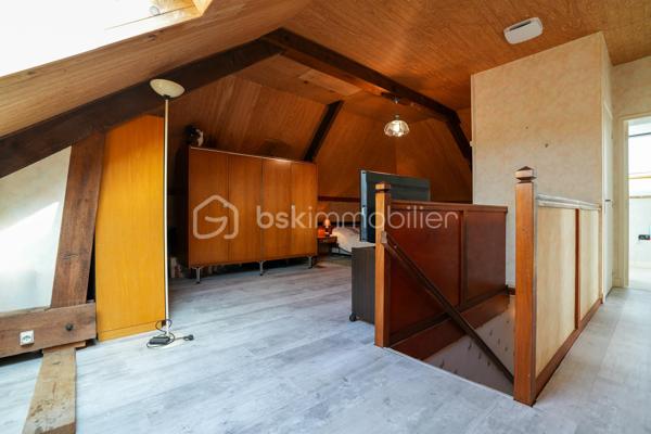 GRANDE PARCELLE DE 1700M² / SOUS-SOL DE 92M² / 4 CHAMBRES / DIAGNOSTIC D / PORTAIL ET PORTE DE GARAGE MOTORISÉS

Dans un quartier calme et apprécié de QUERQUEVILLE, venez découvrir cette maison sur sous-sol de 1967, édifiée sur une parcelle d'un peu plus de 1700m².

À votre arrivée, la paisibilité du secteur se ressent et la nature y est présente.
Au rez-de-chaussée, un spacieux sous-sol de 92m² s'offre à vous. Celui-ci se décline en un grand garage, suivi d'un atelier et d'une buanderie.
Au 1er étage, un couloir distribue une salle à manger agrémentée d'une cheminée et ouverte sur un séjour, une cuisine aménagée et équipée, 2 chambres, une salle de bains avec baignoire et douche, et un WC indépendant.
Au 2ème étage, un pallier dessert une grande pièce aménagée en chambre (pouvant être un bureau ou un espace de jeux), 2 chambres, une salle d'eau et un WC sanibroyeur indépendant.

L'harmonie de ce bien est assurée par une parcelle entièrement close, un portail et une porte de garage motorisés, un ancien poulailler et une proximité mer idéale pour une balade à pieds ou en vélo.

Ce bien rare à la vente n'attend plus que vous.

Informations pratiques : 

- Chauffage au fioul avec cuve de 1500L (consommation annuel actuel : entre 1280L et 1520L)
- Tout à l'égout
- Doubles vitrages PVC
- VMC simple flux

Travaux récents : 

- Toiture ardoise + velux (2014)
- Porte d'entrée (2015)
- Porte garage (2017)

Travaux à prévoir :

- Électricité