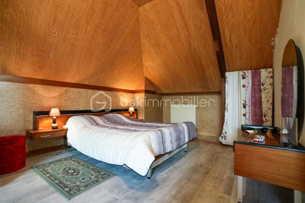 GRANDE PARCELLE DE 1700M² / SOUS-SOL DE 92M² / 4 CHAMBRES / DIAGNOSTIC D / PORTAIL ET PORTE DE GARAGE MOTORISÉS

Dans un quartier calme et apprécié de QUERQUEVILLE, venez découvrir cette maison sur sous-sol de 1967, édifiée sur une parcelle d'un peu plus de 1700m².

À votre arrivée, la paisibilité du secteur se ressent et la nature y est présente.
Au rez-de-chaussée, un spacieux sous-sol de 92m² s'offre à vous. Celui-ci se décline en un grand garage, suivi d'un atelier et d'une buanderie.
Au 1er étage, un couloir distribue une salle à manger agrémentée d'une cheminée et ouverte sur un séjour, une cuisine aménagée et équipée, 2 chambres, une salle de bains avec baignoire et douche, et un WC indépendant.
Au 2ème étage, un pallier dessert une grande pièce aménagée en chambre (pouvant être un bureau ou un espace de jeux), 2 chambres, une salle d'eau et un WC sanibroyeur indépendant.

L'harmonie de ce bien est assurée par une parcelle entièrement close, un portail et une porte de garage motorisés, un ancien poulailler et une proximité mer idéale pour une balade à pieds ou en vélo.

Ce bien rare à la vente n'attend plus que vous.

Informations pratiques : 

- Chauffage au fioul avec cuve de 1500L (consommation annuel actuel : entre 1280L et 1520L)
- Tout à l'égout
- Doubles vitrages PVC
- VMC simple flux

Travaux récents : 

- Toiture ardoise + velux (2014)
- Porte d'entrée (2015)
- Porte garage (2017)

Travaux à prévoir :

- Électricité