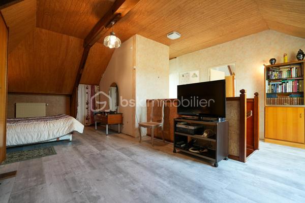 GRANDE PARCELLE DE 1700M² / SOUS-SOL DE 92M² / 4 CHAMBRES / DIAGNOSTIC D / PORTAIL ET PORTE DE GARAGE MOTORISÉS

Dans un quartier calme et apprécié de QUERQUEVILLE, venez découvrir cette maison sur sous-sol de 1967, édifiée sur une parcelle d'un peu plus de 1700m².

À votre arrivée, la paisibilité du secteur se ressent et la nature y est présente.
Au rez-de-chaussée, un spacieux sous-sol de 92m² s'offre à vous. Celui-ci se décline en un grand garage, suivi d'un atelier et d'une buanderie.
Au 1er étage, un couloir distribue une salle à manger agrémentée d'une cheminée et ouverte sur un séjour, une cuisine aménagée et équipée, 2 chambres, une salle de bains avec baignoire et douche, et un WC indépendant.
Au 2ème étage, un pallier dessert une grande pièce aménagée en chambre (pouvant être un bureau ou un espace de jeux), 2 chambres, une salle d'eau et un WC sanibroyeur indépendant.

L'harmonie de ce bien est assurée par une parcelle entièrement close, un portail et une porte de garage motorisés, un ancien poulailler et une proximité mer idéale pour une balade à pieds ou en vélo.

Ce bien rare à la vente n'attend plus que vous.

Informations pratiques : 

- Chauffage au fioul avec cuve de 1500L (consommation annuel actuel : entre 1280L et 1520L)
- Tout à l'égout
- Doubles vitrages PVC
- VMC simple flux

Travaux récents : 

- Toiture ardoise + velux (2014)
- Porte d'entrée (2015)
- Porte garage (2017)

Travaux à prévoir :

- Électricité