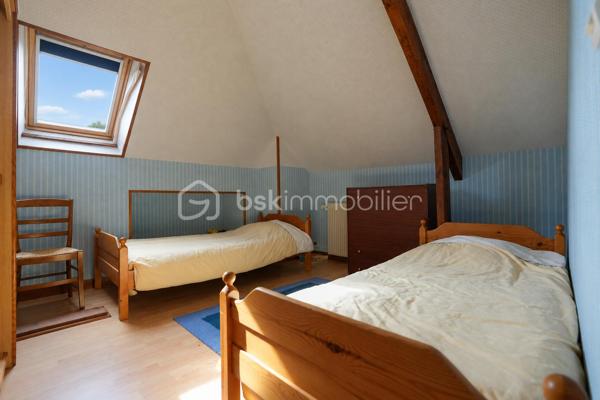 GRANDE PARCELLE DE 1700M² / SOUS-SOL DE 92M² / 4 CHAMBRES / DIAGNOSTIC D / PORTAIL ET PORTE DE GARAGE MOTORISÉS

Dans un quartier calme et apprécié de QUERQUEVILLE, venez découvrir cette maison sur sous-sol de 1967, édifiée sur une parcelle d'un peu plus de 1700m².

À votre arrivée, la paisibilité du secteur se ressent et la nature y est présente.
Au rez-de-chaussée, un spacieux sous-sol de 92m² s'offre à vous. Celui-ci se décline en un grand garage, suivi d'un atelier et d'une buanderie.
Au 1er étage, un couloir distribue une salle à manger agrémentée d'une cheminée et ouverte sur un séjour, une cuisine aménagée et équipée, 2 chambres, une salle de bains avec baignoire et douche, et un WC indépendant.
Au 2ème étage, un pallier dessert une grande pièce aménagée en chambre (pouvant être un bureau ou un espace de jeux), 2 chambres, une salle d'eau et un WC sanibroyeur indépendant.

L'harmonie de ce bien est assurée par une parcelle entièrement close, un portail et une porte de garage motorisés, un ancien poulailler et une proximité mer idéale pour une balade à pieds ou en vélo.

Ce bien rare à la vente n'attend plus que vous.

Informations pratiques : 

- Chauffage au fioul avec cuve de 1500L (consommation annuel actuel : entre 1280L et 1520L)
- Tout à l'égout
- Doubles vitrages PVC
- VMC simple flux

Travaux récents : 

- Toiture ardoise + velux (2014)
- Porte d'entrée (2015)
- Porte garage (2017)

Travaux à prévoir :

- Électricité