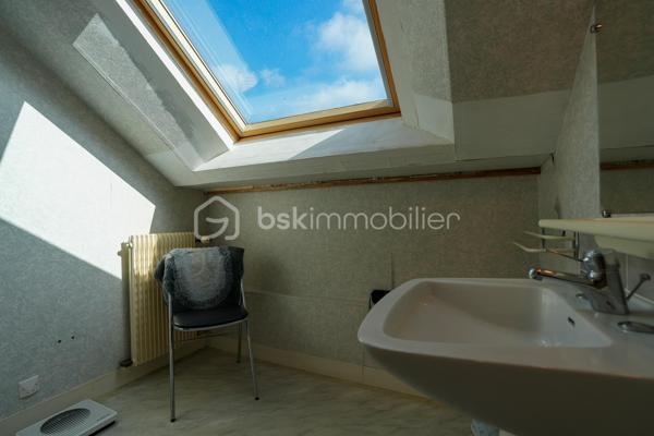 GRANDE PARCELLE DE 1700M² / SOUS-SOL DE 92M² / 4 CHAMBRES / DIAGNOSTIC D / PORTAIL ET PORTE DE GARAGE MOTORISÉS

Dans un quartier calme et apprécié de QUERQUEVILLE, venez découvrir cette maison sur sous-sol de 1967, édifiée sur une parcelle d'un peu plus de 1700m².

À votre arrivée, la paisibilité du secteur se ressent et la nature y est présente.
Au rez-de-chaussée, un spacieux sous-sol de 92m² s'offre à vous. Celui-ci se décline en un grand garage, suivi d'un atelier et d'une buanderie.
Au 1er étage, un couloir distribue une salle à manger agrémentée d'une cheminée et ouverte sur un séjour, une cuisine aménagée et équipée, 2 chambres, une salle de bains avec baignoire et douche, et un WC indépendant.
Au 2ème étage, un pallier dessert une grande pièce aménagée en chambre (pouvant être un bureau ou un espace de jeux), 2 chambres, une salle d'eau et un WC sanibroyeur indépendant.

L'harmonie de ce bien est assurée par une parcelle entièrement close, un portail et une porte de garage motorisés, un ancien poulailler et une proximité mer idéale pour une balade à pieds ou en vélo.

Ce bien rare à la vente n'attend plus que vous.

Informations pratiques : 

- Chauffage au fioul avec cuve de 1500L (consommation annuel actuel : entre 1280L et 1520L)
- Tout à l'égout
- Doubles vitrages PVC
- VMC simple flux

Travaux récents : 

- Toiture ardoise + velux (2014)
- Porte d'entrée (2015)
- Porte garage (2017)

Travaux à prévoir :

- Électricité