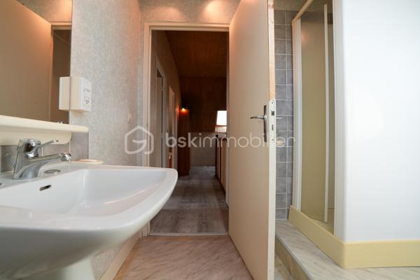 GRANDE PARCELLE DE 1700M² / SOUS-SOL DE 92M² / 4 CHAMBRES / DIAGNOSTIC D / PORTAIL ET PORTE DE GARAGE MOTORISÉS

Dans un quartier calme et apprécié de QUERQUEVILLE, venez découvrir cette maison sur sous-sol de 1967, édifiée sur une parcelle d'un peu plus de 1700m².

À votre arrivée, la paisibilité du secteur se ressent et la nature y est présente.
Au rez-de-chaussée, un spacieux sous-sol de 92m² s'offre à vous. Celui-ci se décline en un grand garage, suivi d'un atelier et d'une buanderie.
Au 1er étage, un couloir distribue une salle à manger agrémentée d'une cheminée et ouverte sur un séjour, une cuisine aménagée et équipée, 2 chambres, une salle de bains avec baignoire et douche, et un WC indépendant.
Au 2ème étage, un pallier dessert une grande pièce aménagée en chambre (pouvant être un bureau ou un espace de jeux), 2 chambres, une salle d'eau et un WC sanibroyeur indépendant.

L'harmonie de ce bien est assurée par une parcelle entièrement close, un portail et une porte de garage motorisés, un ancien poulailler et une proximité mer idéale pour une balade à pieds ou en vélo.

Ce bien rare à la vente n'attend plus que vous.

Informations pratiques : 

- Chauffage au fioul avec cuve de 1500L (consommation annuel actuel : entre 1280L et 1520L)
- Tout à l'égout
- Doubles vitrages PVC
- VMC simple flux

Travaux récents : 

- Toiture ardoise + velux (2014)
- Porte d'entrée (2015)
- Porte garage (2017)

Travaux à prévoir :

- Électricité
