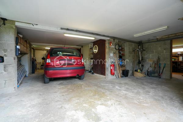 GRANDE PARCELLE DE 1700M² / SOUS-SOL DE 92M² / 4 CHAMBRES / DIAGNOSTIC D / PORTAIL ET PORTE DE GARAGE MOTORISÉS

Dans un quartier calme et apprécié de QUERQUEVILLE, venez découvrir cette maison sur sous-sol de 1967, édifiée sur une parcelle d'un peu plus de 1700m².

À votre arrivée, la paisibilité du secteur se ressent et la nature y est présente.
Au rez-de-chaussée, un spacieux sous-sol de 92m² s'offre à vous. Celui-ci se décline en un grand garage, suivi d'un atelier et d'une buanderie.
Au 1er étage, un couloir distribue une salle à manger agrémentée d'une cheminée et ouverte sur un séjour, une cuisine aménagée et équipée, 2 chambres, une salle de bains avec baignoire et douche, et un WC indépendant.
Au 2ème étage, un pallier dessert une grande pièce aménagée en chambre (pouvant être un bureau ou un espace de jeux), 2 chambres, une salle d'eau et un WC sanibroyeur indépendant.

L'harmonie de ce bien est assurée par une parcelle entièrement close, un portail et une porte de garage motorisés, un ancien poulailler et une proximité mer idéale pour une balade à pieds ou en vélo.

Ce bien rare à la vente n'attend plus que vous.

Informations pratiques : 

- Chauffage au fioul avec cuve de 1500L (consommation annuel actuel : entre 1280L et 1520L)
- Tout à l'égout
- Doubles vitrages PVC
- VMC simple flux

Travaux récents : 

- Toiture ardoise + velux (2014)
- Porte d'entrée (2015)
- Porte garage (2017)

Travaux à prévoir :

- Électricité