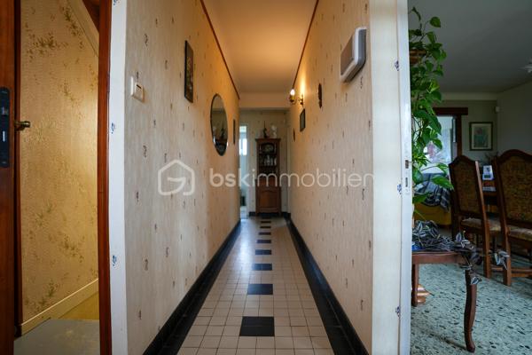 GRANDE PARCELLE DE 1700M² / SOUS-SOL DE 92M² / 4 CHAMBRES / DIAGNOSTIC D / PORTAIL ET PORTE DE GARAGE MOTORISÉS

Dans un quartier calme et apprécié de QUERQUEVILLE, venez découvrir cette maison sur sous-sol de 1967, édifiée sur une parcelle d'un peu plus de 1700m².

À votre arrivée, la paisibilité du secteur se ressent et la nature y est présente.
Au rez-de-chaussée, un spacieux sous-sol de 92m² s'offre à vous. Celui-ci se décline en un grand garage, suivi d'un atelier et d'une buanderie.
Au 1er étage, un couloir distribue une salle à manger agrémentée d'une cheminée et ouverte sur un séjour, une cuisine aménagée et équipée, 2 chambres, une salle de bains avec baignoire et douche, et un WC indépendant.
Au 2ème étage, un pallier dessert une grande pièce aménagée en chambre (pouvant être un bureau ou un espace de jeux), 2 chambres, une salle d'eau et un WC sanibroyeur indépendant.

L'harmonie de ce bien est assurée par une parcelle entièrement close, un portail et une porte de garage motorisés, un ancien poulailler et une proximité mer idéale pour une balade à pieds ou en vélo.

Ce bien rare à la vente n'attend plus que vous.

Informations pratiques : 

- Chauffage au fioul avec cuve de 1500L (consommation annuel actuel : entre 1280L et 1520L)
- Tout à l'égout
- Doubles vitrages PVC
- VMC simple flux

Travaux récents : 

- Toiture ardoise + velux (2014)
- Porte d'entrée (2015)
- Porte garage (2017)

Travaux à prévoir :

- Électricité