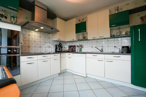 GRANDE PARCELLE DE 1700M² / SOUS-SOL DE 92M² / 4 CHAMBRES / DIAGNOSTIC D / PORTAIL ET PORTE DE GARAGE MOTORISÉS

Dans un quartier calme et apprécié de QUERQUEVILLE, venez découvrir cette maison sur sous-sol de 1967, édifiée sur une parcelle d'un peu plus de 1700m².

À votre arrivée, la paisibilité du secteur se ressent et la nature y est présente.
Au rez-de-chaussée, un spacieux sous-sol de 92m² s'offre à vous. Celui-ci se décline en un grand garage, suivi d'un atelier et d'une buanderie.
Au 1er étage, un couloir distribue une salle à manger agrémentée d'une cheminée et ouverte sur un séjour, une cuisine aménagée et équipée, 2 chambres, une salle de bains avec baignoire et douche, et un WC indépendant.
Au 2ème étage, un pallier dessert une grande pièce aménagée en chambre (pouvant être un bureau ou un espace de jeux), 2 chambres, une salle d'eau et un WC sanibroyeur indépendant.

L'harmonie de ce bien est assurée par une parcelle entièrement close, un portail et une porte de garage motorisés, un ancien poulailler et une proximité mer idéale pour une balade à pieds ou en vélo.

Ce bien rare à la vente n'attend plus que vous.

Informations pratiques : 

- Chauffage au fioul avec cuve de 1500L (consommation annuel actuel : entre 1280L et 1520L)
- Tout à l'égout
- Doubles vitrages PVC
- VMC simple flux

Travaux récents : 

- Toiture ardoise + velux (2014)
- Porte d'entrée (2015)
- Porte garage (2017)

Travaux à prévoir :

- Électricité