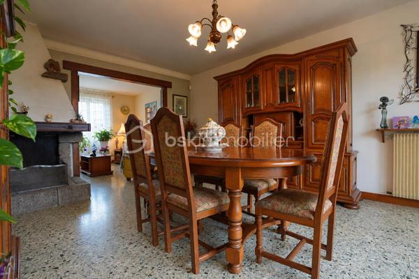 GRANDE PARCELLE DE 1700M² / SOUS-SOL DE 92M² / 4 CHAMBRES / DIAGNOSTIC D / PORTAIL ET PORTE DE GARAGE MOTORISÉS

Dans un quartier calme et apprécié de QUERQUEVILLE, venez découvrir cette maison sur sous-sol de 1967, édifiée sur une parcelle d'un peu plus de 1700m².

À votre arrivée, la paisibilité du secteur se ressent et la nature y est présente.
Au rez-de-chaussée, un spacieux sous-sol de 92m² s'offre à vous. Celui-ci se décline en un grand garage, suivi d'un atelier et d'une buanderie.
Au 1er étage, un couloir distribue une salle à manger agrémentée d'une cheminée et ouverte sur un séjour, une cuisine aménagée et équipée, 2 chambres, une salle de bains avec baignoire et douche, et un WC indépendant.
Au 2ème étage, un pallier dessert une grande pièce aménagée en chambre (pouvant être un bureau ou un espace de jeux), 2 chambres, une salle d'eau et un WC sanibroyeur indépendant.

L'harmonie de ce bien est assurée par une parcelle entièrement close, un portail et une porte de garage motorisés, un ancien poulailler et une proximité mer idéale pour une balade à pieds ou en vélo.

Ce bien rare à la vente n'attend plus que vous.

Informations pratiques : 

- Chauffage au fioul avec cuve de 1500L (consommation annuel actuel : entre 1280L et 1520L)
- Tout à l'égout
- Doubles vitrages PVC
- VMC simple flux

Travaux récents : 

- Toiture ardoise + velux (2014)
- Porte d'entrée (2015)
- Porte garage (2017)

Travaux à prévoir :

- Électricité