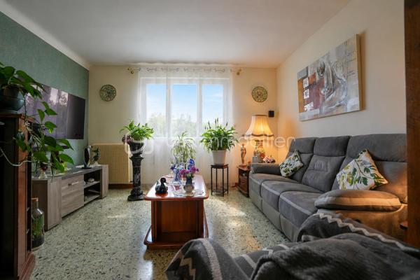 GRANDE PARCELLE DE 1700M² / SOUS-SOL DE 92M² / 4 CHAMBRES / DIAGNOSTIC D / PORTAIL ET PORTE DE GARAGE MOTORISÉS

Dans un quartier calme et apprécié de QUERQUEVILLE, venez découvrir cette maison sur sous-sol de 1967, édifiée sur une parcelle d'un peu plus de 1700m².

À votre arrivée, la paisibilité du secteur se ressent et la nature y est présente.
Au rez-de-chaussée, un spacieux sous-sol de 92m² s'offre à vous. Celui-ci se décline en un grand garage, suivi d'un atelier et d'une buanderie.
Au 1er étage, un couloir distribue une salle à manger agrémentée d'une cheminée et ouverte sur un séjour, une cuisine aménagée et équipée, 2 chambres, une salle de bains avec baignoire et douche, et un WC indépendant.
Au 2ème étage, un pallier dessert une grande pièce aménagée en chambre (pouvant être un bureau ou un espace de jeux), 2 chambres, une salle d'eau et un WC sanibroyeur indépendant.

L'harmonie de ce bien est assurée par une parcelle entièrement close, un portail et une porte de garage motorisés, un ancien poulailler et une proximité mer idéale pour une balade à pieds ou en vélo.

Ce bien rare à la vente n'attend plus que vous.

Informations pratiques : 

- Chauffage au fioul avec cuve de 1500L (consommation annuel actuel : entre 1280L et 1520L)
- Tout à l'égout
- Doubles vitrages PVC
- VMC simple flux

Travaux récents : 

- Toiture ardoise + velux (2014)
- Porte d'entrée (2015)
- Porte garage (2017)

Travaux à prévoir :

- Électricité