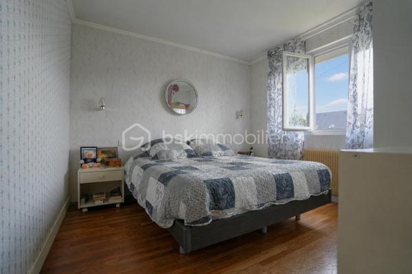 GRANDE PARCELLE DE 1700M² / SOUS-SOL DE 92M² / 4 CHAMBRES / DIAGNOSTIC D / PORTAIL ET PORTE DE GARAGE MOTORISÉS

Dans un quartier calme et apprécié de QUERQUEVILLE, venez découvrir cette maison sur sous-sol de 1967, édifiée sur une parcelle d'un peu plus de 1700m².

À votre arrivée, la paisibilité du secteur se ressent et la nature y est présente.
Au rez-de-chaussée, un spacieux sous-sol de 92m² s'offre à vous. Celui-ci se décline en un grand garage, suivi d'un atelier et d'une buanderie.
Au 1er étage, un couloir distribue une salle à manger agrémentée d'une cheminée et ouverte sur un séjour, une cuisine aménagée et équipée, 2 chambres, une salle de bains avec baignoire et douche, et un WC indépendant.
Au 2ème étage, un pallier dessert une grande pièce aménagée en chambre (pouvant être un bureau ou un espace de jeux), 2 chambres, une salle d'eau et un WC sanibroyeur indépendant.

L'harmonie de ce bien est assurée par une parcelle entièrement close, un portail et une porte de garage motorisés, un ancien poulailler et une proximité mer idéale pour une balade à pieds ou en vélo.

Ce bien rare à la vente n'attend plus que vous.

Informations pratiques : 

- Chauffage au fioul avec cuve de 1500L (consommation annuel actuel : entre 1280L et 1520L)
- Tout à l'égout
- Doubles vitrages PVC
- VMC simple flux

Travaux récents : 

- Toiture ardoise + velux (2014)
- Porte d'entrée (2015)
- Porte garage (2017)

Travaux à prévoir :

- Électricité