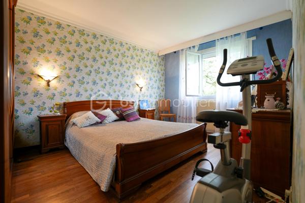 GRANDE PARCELLE DE 1700M² / SOUS-SOL DE 92M² / 4 CHAMBRES / DIAGNOSTIC D / PORTAIL ET PORTE DE GARAGE MOTORISÉS

Dans un quartier calme et apprécié de QUERQUEVILLE, venez découvrir cette maison sur sous-sol de 1967, édifiée sur une parcelle d'un peu plus de 1700m².

À votre arrivée, la paisibilité du secteur se ressent et la nature y est présente.
Au rez-de-chaussée, un spacieux sous-sol de 92m² s'offre à vous. Celui-ci se décline en un grand garage, suivi d'un atelier et d'une buanderie.
Au 1er étage, un couloir distribue une salle à manger agrémentée d'une cheminée et ouverte sur un séjour, une cuisine aménagée et équipée, 2 chambres, une salle de bains avec baignoire et douche, et un WC indépendant.
Au 2ème étage, un pallier dessert une grande pièce aménagée en chambre (pouvant être un bureau ou un espace de jeux), 2 chambres, une salle d'eau et un WC sanibroyeur indépendant.

L'harmonie de ce bien est assurée par une parcelle entièrement close, un portail et une porte de garage motorisés, un ancien poulailler et une proximité mer idéale pour une balade à pieds ou en vélo.

Ce bien rare à la vente n'attend plus que vous.

Informations pratiques : 

- Chauffage au fioul avec cuve de 1500L (consommation annuel actuel : entre 1280L et 1520L)
- Tout à l'égout
- Doubles vitrages PVC
- VMC simple flux

Travaux récents : 

- Toiture ardoise + velux (2014)
- Porte d'entrée (2015)
- Porte garage (2017)

Travaux à prévoir :

- Électricité