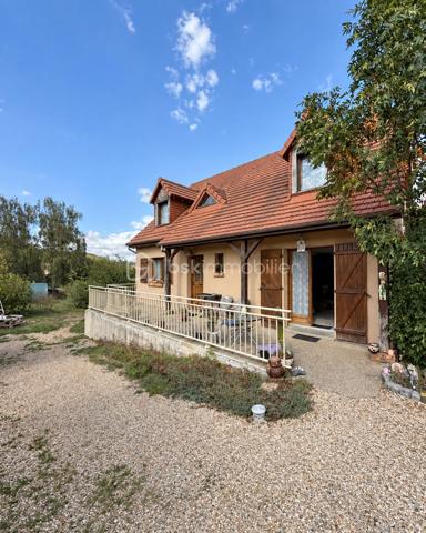 À Gasny (Eure, 27), au calme dans une impasse, cette maison lumineuse de 104 m² développe quatre chambres réparties sur deux niveaux, sur un terrain de 900 m². Grande pièce de vie avec cheminée à insert, chambre de plain-pied avec salle d'eau attenante, sous-sol total et terrasse composent un ensemble familial fonctionnel et bien agencé.

REZ-DE-CHAUSSÉE

La grande pièce de vie s'ouvre sur la cuisine, formant un espace unifié et lumineux, adapté aux moments du quotidien comme à la réception. Une cheminée à insert apporte chaleur et caractère à cet espace, tout en constituant un complément de chauffage appréciable en hiver. Ce niveau accueille également une chambre donnant sur une salle d'eau, configuration proche d'une suite qui permet une organisation de plain-pied, idéale pour des parents, des invités ou un usage sur le long terme. Un WC séparé complète le rez-de-chaussée, ainsi qu'un accès direct au sous-sol depuis l'intérieur.

À L'ÉTAGE

Un palier dessert trois chambres de bonne taille ainsi qu'une salle de bain avec toilettes. L'espace nuit de l'étage est ainsi clairement séparé des pièces de vie, avec des sanitaires présents à chaque niveau, une organisation pratique pour une famille avec enfants ou un foyer souhaitant dédier une pièce au télétravail.

SOUS-SOL TOTAL

Le grand sous-sol total, accessible depuis l'intérieur, bénéficie d'une bonne hauteur. Il offre un volume conséquent en complément de la surface habitable, utilisable en rangement, atelier, buanderie ou stationnement selon les besoins. Un atout concret, qui élargit sensiblement les possibilités d'usage du bien au quotidien.

EXTÉRIEUR

Le terrain de 900 m² offre un espace extérieur généreux, propice aux activités familiales, à l'aménagement paysager ou à un potager. Une terrasse prolonge la maison et permet de profiter des beaux jours en continuité avec les pièces de vie. Le terrain est sans vis-à-vis, ce qui garantit une vraie intimité dans l'usage de l'extérieur.

ENVIRONNEMENT ET ACCÈS

L'implantation en impasse assure une tranquillité réelle, avec une circulation limitée aux seuls riverains, un critère recherché par les familles, notamment pour la sécurité des enfants. Gasny se situe dans l'Eure, à proximité de Vernon et de la vallée de la Seine, dans un cadre verdoyant qui reste relié aux commerces, établissements scolaires et axes routiers du secteur.

POINTS À NOTER

Cette maison s'adresse aux familles recherchant un bien lumineux et fonctionnel, avec quatre chambres dont une de plain-pied, un sous-sol total et un grand terrain, dans un environnement calme.

Une maison familiale lumineuse de 104 m², avec sous-sol total et terrain de 900 m², au calme en impasse à Gasny.