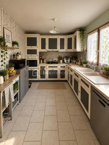 À Gasny (Eure, 27), au calme dans une impasse, cette maison lumineuse de 104 m² développe quatre chambres réparties sur deux niveaux, sur un terrain de 900 m². Grande pièce de vie avec cheminée à insert, chambre de plain-pied avec salle d'eau attenante, sous-sol total et terrasse composent un ensemble familial fonctionnel et bien agencé.

REZ-DE-CHAUSSÉE

La grande pièce de vie s'ouvre sur la cuisine, formant un espace unifié et lumineux, adapté aux moments du quotidien comme à la réception. Une cheminée à insert apporte chaleur et caractère à cet espace, tout en constituant un complément de chauffage appréciable en hiver. Ce niveau accueille également une chambre donnant sur une salle d'eau, configuration proche d'une suite qui permet une organisation de plain-pied, idéale pour des parents, des invités ou un usage sur le long terme. Un WC séparé complète le rez-de-chaussée, ainsi qu'un accès direct au sous-sol depuis l'intérieur.

À L'ÉTAGE

Un palier dessert trois chambres de bonne taille ainsi qu'une salle de bain avec toilettes. L'espace nuit de l'étage est ainsi clairement séparé des pièces de vie, avec des sanitaires présents à chaque niveau, une organisation pratique pour une famille avec enfants ou un foyer souhaitant dédier une pièce au télétravail.

SOUS-SOL TOTAL

Le grand sous-sol total, accessible depuis l'intérieur, bénéficie d'une bonne hauteur. Il offre un volume conséquent en complément de la surface habitable, utilisable en rangement, atelier, buanderie ou stationnement selon les besoins. Un atout concret, qui élargit sensiblement les possibilités d'usage du bien au quotidien.

EXTÉRIEUR

Le terrain de 900 m² offre un espace extérieur généreux, propice aux activités familiales, à l'aménagement paysager ou à un potager. Une terrasse prolonge la maison et permet de profiter des beaux jours en continuité avec les pièces de vie. Le terrain est sans vis-à-vis, ce qui garantit une vraie intimité dans l'usage de l'extérieur.

ENVIRONNEMENT ET ACCÈS

L'implantation en impasse assure une tranquillité réelle, avec une circulation limitée aux seuls riverains, un critère recherché par les familles, notamment pour la sécurité des enfants. Gasny se situe dans l'Eure, à proximité de Vernon et de la vallée de la Seine, dans un cadre verdoyant qui reste relié aux commerces, établissements scolaires et axes routiers du secteur.

POINTS À NOTER

Cette maison s'adresse aux familles recherchant un bien lumineux et fonctionnel, avec quatre chambres dont une de plain-pied, un sous-sol total et un grand terrain, dans un environnement calme.

Une maison familiale lumineuse de 104 m², avec sous-sol total et terrain de 900 m², au calme en impasse à Gasny.