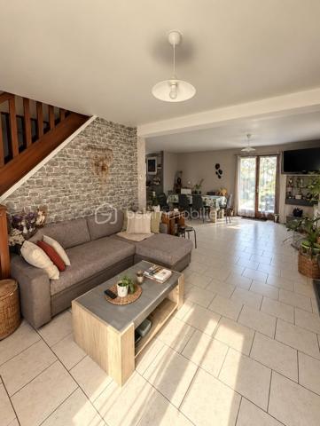 À Gasny (Eure, 27), au calme dans une impasse, cette maison lumineuse de 104 m² développe quatre chambres réparties sur deux niveaux, sur un terrain de 900 m². Grande pièce de vie avec cheminée à insert, chambre de plain-pied avec salle d'eau attenante, sous-sol total et terrasse composent un ensemble familial fonctionnel et bien agencé.

REZ-DE-CHAUSSÉE

La grande pièce de vie s'ouvre sur la cuisine, formant un espace unifié et lumineux, adapté aux moments du quotidien comme à la réception. Une cheminée à insert apporte chaleur et caractère à cet espace, tout en constituant un complément de chauffage appréciable en hiver. Ce niveau accueille également une chambre donnant sur une salle d'eau, configuration proche d'une suite qui permet une organisation de plain-pied, idéale pour des parents, des invités ou un usage sur le long terme. Un WC séparé complète le rez-de-chaussée, ainsi qu'un accès direct au sous-sol depuis l'intérieur.

À L'ÉTAGE

Un palier dessert trois chambres de bonne taille ainsi qu'une salle de bain avec toilettes. L'espace nuit de l'étage est ainsi clairement séparé des pièces de vie, avec des sanitaires présents à chaque niveau, une organisation pratique pour une famille avec enfants ou un foyer souhaitant dédier une pièce au télétravail.

SOUS-SOL TOTAL

Le grand sous-sol total, accessible depuis l'intérieur, bénéficie d'une bonne hauteur. Il offre un volume conséquent en complément de la surface habitable, utilisable en rangement, atelier, buanderie ou stationnement selon les besoins. Un atout concret, qui élargit sensiblement les possibilités d'usage du bien au quotidien.

EXTÉRIEUR

Le terrain de 900 m² offre un espace extérieur généreux, propice aux activités familiales, à l'aménagement paysager ou à un potager. Une terrasse prolonge la maison et permet de profiter des beaux jours en continuité avec les pièces de vie. Le terrain est sans vis-à-vis, ce qui garantit une vraie intimité dans l'usage de l'extérieur.

ENVIRONNEMENT ET ACCÈS

L'implantation en impasse assure une tranquillité réelle, avec une circulation limitée aux seuls riverains, un critère recherché par les familles, notamment pour la sécurité des enfants. Gasny se situe dans l'Eure, à proximité de Vernon et de la vallée de la Seine, dans un cadre verdoyant qui reste relié aux commerces, établissements scolaires et axes routiers du secteur.

POINTS À NOTER

Cette maison s'adresse aux familles recherchant un bien lumineux et fonctionnel, avec quatre chambres dont une de plain-pied, un sous-sol total et un grand terrain, dans un environnement calme.

Une maison familiale lumineuse de 104 m², avec sous-sol total et terrain de 900 m², au calme en impasse à Gasny.