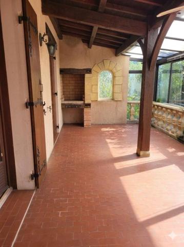 Maison 8 pièces 180 m2, parc de 8700 M2 avec dépendances