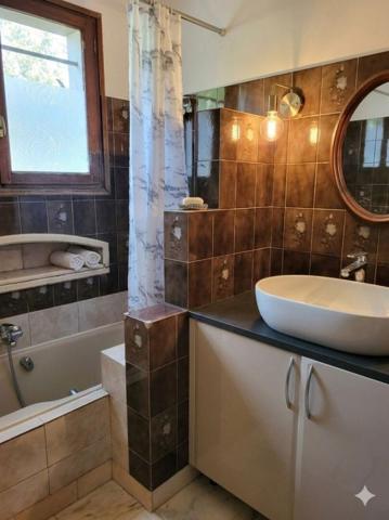 Maison 8 pièces 180 m2, parc de 8700 M2 avec dépendances