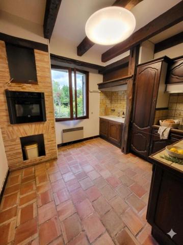 Maison 8 pièces 180 m2, parc de 8700 M2 avec dépendances