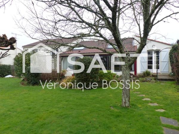 EXCLUSIVITE SAFTI : Maison de 120m2, 4 chambres, sur un terrain de 630m2, garage en 1/2 sous sol, à 500 m du bourg de Mouilleron le Captif