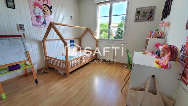 EXCLUSIVITE SAFTI : Maison de 120m2, 4 chambres, sur un terrain de 630m2, garage en 1/2 sous sol, à 500 m du bourg de Mouilleron le Captif