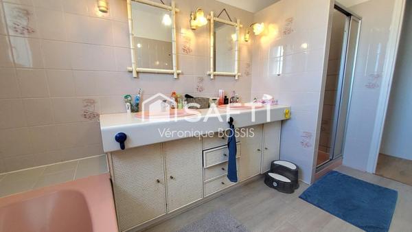 EXCLUSIVITE SAFTI : Maison de 120m2, 4 chambres, sur un terrain de 630m2, garage en 1/2 sous sol, à 500 m du bourg de Mouilleron le Captif