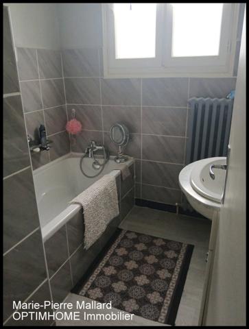 Maison de 4 chambres à PEYRAT LE CHATEAU (87)