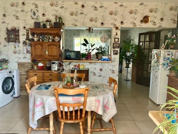 C'est à MARCK, que cette STAR est en tête d'AFFICHE des sites d'annonces immobilières !

Construite en 1980, elle a élu domicile dans un secteur TRANQUILLE de Marck, proche des COMMERCES, des ensembles scolaires, et des AXES RAPIDES de l'A16 ( Vers Calais, Fréthun, Boulogne, Gravelines, Dunkerque ).
Pour parfaire aux stationnements de vos nombreuses voitures, motos et vélos, elle dispose d'un PARKING et d'un GRAND GARAGE de 30 m2 ( accessible directement par la maison )...De part sa surface, elle saura y installer l'atelier de bricolage dont vous aviez rêvé.

Pour parfaire à son SEXAPPEAL elle a fait rénover sa façade, et l'ensemble de ses menuiseries extérieures...ELLE EST TOUTE BELLE POUR JOUER SON NOUVEAU RÔLE !

Sa JOLIE PORTE s'ouvre, elle vous accueille et vous fait découvrir son DECOR et sa MISE EN SCENE, avec une vie possible de PLAIN-PIED.

En RDC : Elle vous propose son HALL et son couloir de distribution, son SALON / SEJOUR ( avec son poêle à PELLET ), sa CUISINE ( s'ouvrant sur son garage ), sa SALLE D'EAU récente ( douche, vasque, meuble, sèche-serviette ), sa commodité d'aisance ( wc indépendant avec fenêtre ), sa première CHAMBRE ( de surface suffisante pour y installer un DRESSING de STAR ), et une TERRASSE dominant son JARDIN exposé PLEIN-SUD.

Par son escalier du FESTIVAL de MARCK, elle vous propose 2 GRANDES CHAMBRES à l'étage, et des COMBLES aménageables.
Des raccordements d'évacuations et d'arrivées d'eau ( côté garage ) sauront parfaire à l'installation d'une seconde salle d'eau et d'un wc à l'étage.
En extérieur, une REMISE et un ABRI-JARDIN seront idéaux, pour ranger la tondeuse et le matériel de jardinage.

AVEC AUTANT D'ARGUMENTS et D'AVANTAGES, ELLE EST VRAIMENT EN PHASE DE SEDUCTION !

Pour parfaire aux belles journées d'été, elle dispose d'une TERRASSE et d'un JARDIN clôturé sur 937 m2, parfaitement exposé SUD, afin de BRILLER sous les SUN-LIGHTS de Marck...Nous sommes toutefois dans les Hauts de France, et il ne faut pas trop rêver...Quoique !
Dans son SCENARIO, elle a prévue de mémorables BARBECUE en famille, de Festives Soirées Blanches Marckoises, des séances de bronzage protégé des regards indiscrets, et la culture d'un POTAGER BIO ( histoire de rester en bonne santé ).

Ses ASPECTS TECHNIQUES : 
Elle est raccordée au tout à l'égout, la toiture est en parfait état, les pignons et façades sont bien entretenus, les MENUISERIRES sont en PVC DV / OB + VOLETS ROULANTS électriques, le CHAUFFAGE est par convecteurs électriques, l'eau chaude est produite par ballon électrique, L'ISOLATION est CORRECTE, et son poêle à PELLET vous fera vivre un remake des FEUX de L'AMOUR...C'EST VRAIMENT LA STAR du MOMENT !

Les NOTIONS ECONOMIQUES :
La taxe foncière est de seulement 947 euros, et elle maîtrise parfaitement ses dépenses énergétiques. 
Pour parfaire à ses ATOURS, son imprésario a limité son CACHET ( son tarif est bien étudié ).

Le SECTEUR est TRANQUILLE, la MAISON est SAINE, les ASPECTS TECHNIQUES sont OPTIMALS, elle vous propose 3 à 4 CHAMBRES, un JARDIN exposé PLEIN-SUD, des prestations techniques de qualité...JE VOUS CONSEILLE DE VITE RESERVER UNE PLACE, POUR UNE PROJECTION PRIVATIVE !

Vous souhaitez qu'elle participe à l'épanouissement de votre belle famille ?
Il faut juste m'appeler...Gilles O6 3O 89 OO O8, créateur de belles histoires et de bonnes émotions immobilières. 

Je vous invite à visiter mon site : BSK gilles fourrier ( à consommer sans modération )

Pour des acquéreurs potentiels,  nous sommes en recherche de biens immobiliers à vendre sur l'ensemble des Hauts de France ! 
N'hésitez pas à nous consulter pour la vente d'une maison,  d'un appartement,  d'un immeuble,  d'un fonds de commerce...Nous pourrons vous OFFRIR votre ESTIMATION,  et vous présenter les particularités de nos actions commerciales,  qui transforment nos ventes en de très belles réussites immobilières.