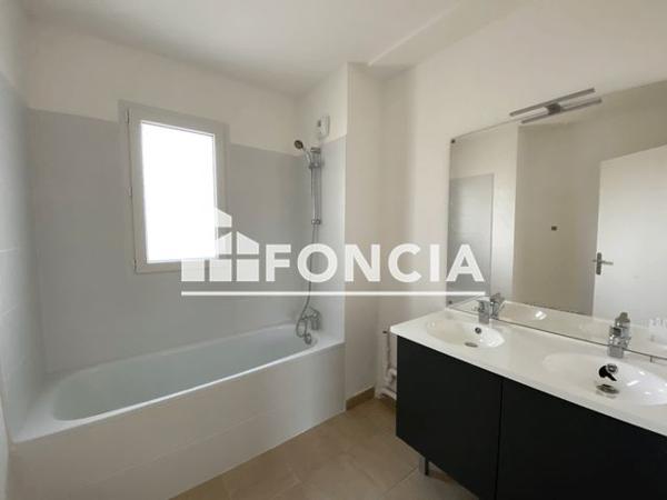 Location Appartement 4 pièces 81 m² - RUE DU MISTRAL Bedarrides 84370