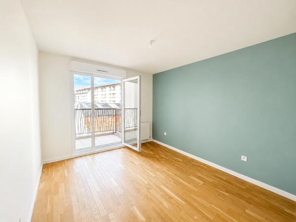 Appartement
         3 pièces
        - 70 m² 496 100 € *