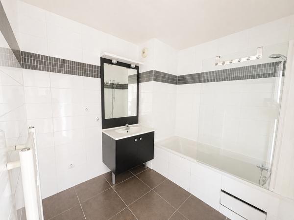 Appartement
         3 pièces
        - 70 m² 496 100 € *