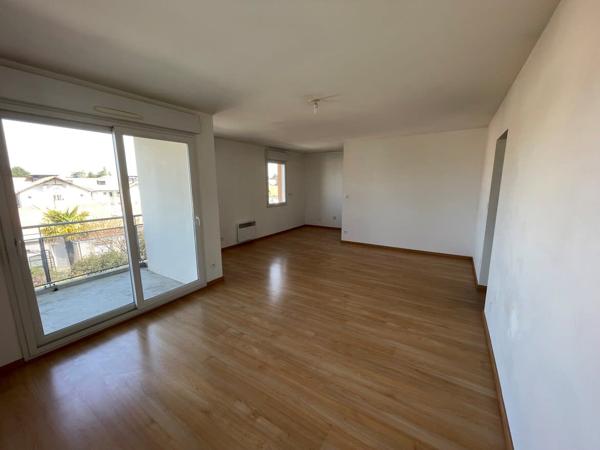 Appartement t3 avec parkings et cave