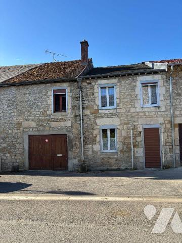 Maison de village à rénover située sur la commune de Chemery/Chehery composé comme suit:

- a...