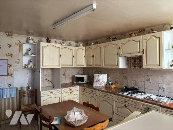 Maison de village à rénover située sur la commune de Chemery/Chehery composé comme suit:

- a...