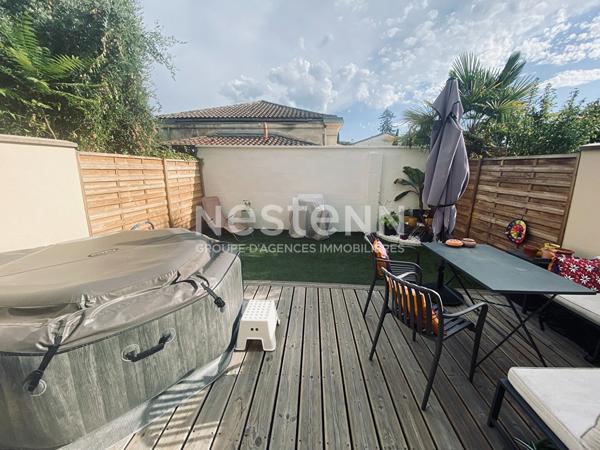 Prestations de qualité pour cette maison de 5PP avec terrasse et jardinet, place de parking en sous sol