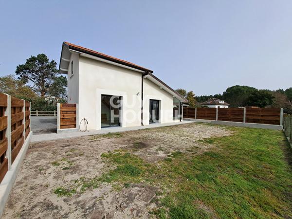 Maison meublée individuelle neuve avec jardin