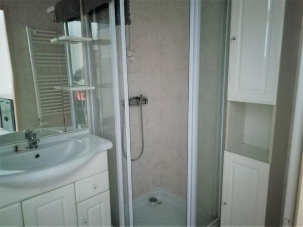 Petite maison plein bourg