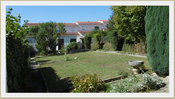 Maison avec garages et jardin