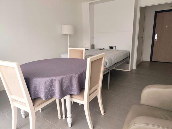 Grand studio meublé en très bon état