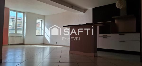 Bel appartement lumineux de 89 m², libre de suite, deuxième étage, centre ville, interphone, ascenseur.