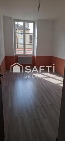 Bel appartement lumineux de 89 m², libre de suite, deuxième étage, centre ville, interphone, ascenseur.