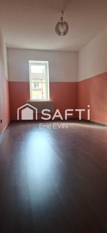 Bel appartement lumineux de 89 m², libre de suite, deuxième étage, centre ville, interphone, ascenseur.