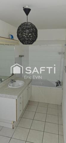 Bel appartement lumineux de 89 m², libre de suite, deuxième étage, centre ville, interphone, ascenseur.