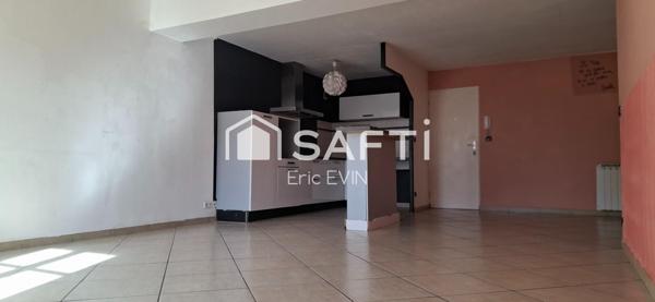 Bel appartement lumineux de 89 m², libre de suite, deuxième étage, centre ville, interphone, ascenseur.