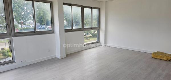 bureau rénové de 97 m2 à vendre à Trappes au prix de 129000 euros TTC