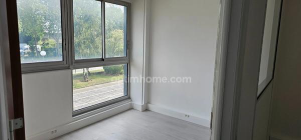 bureau rénové de 97 m2 à vendre à Trappes au prix de 129000 euros TTC