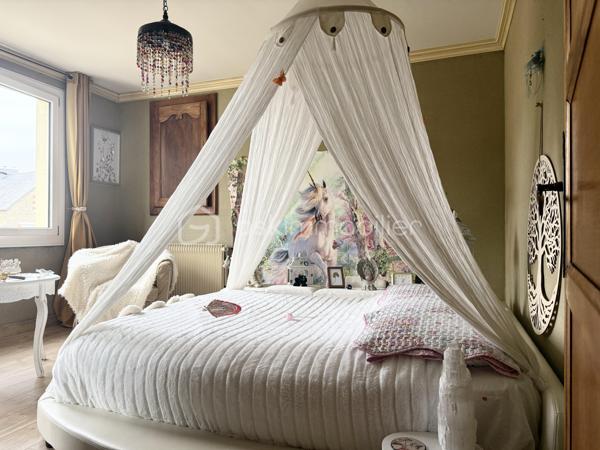 Kate GUIGNEUX vous propose, en EXCLUSIVITE, cette maison atypique, idéale pour une profession libérale.

Le bien se compose comme suit :
Au RDC, l'entrée dessert deux belles chambres d'environ 13 m2, une pièce qui sert actuellement de local professionnel (qui a son entrée indépendante), ainsi qu'une buanderie qui a accès sur le jardin clos et sans vis-à-vis.
Le 1er niveau offre une chambre supplémentaire de près de 15 m2 environ, une salle d'eau avec WC, un salon-séjour avec la lumière naturelle traversante et une cuisine aménagée / équipée avec un accès direct sur le jardin.

Le jardin est clos et à l'abris des regards. Stationnement facile : deux places de stationnement sont disponibles devant la maison (non privée). 
Informations complémentaires : Chauffage au fioul + cheminées - grenier sur dalle béton offrant un joli potentiel d'aménagement.

Contactez-moi pour échanger sur votre projet et fixons éventuellement une visite. :-)